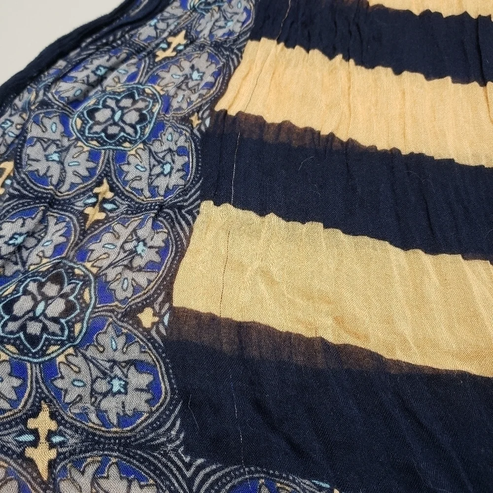 unbranded navy blue and tan light weight scarf